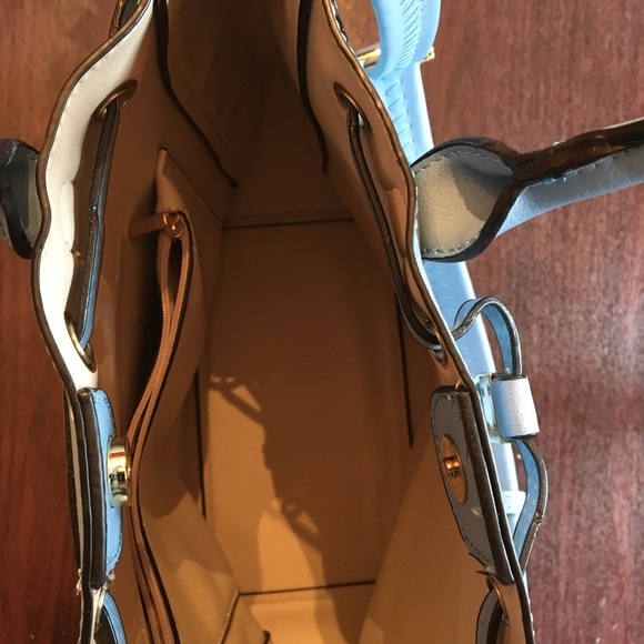 Powder blue tote with goldtone hardware - Picture 5 of 5